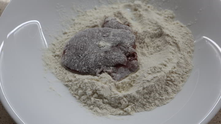 Ponemos en un plato para enharinar