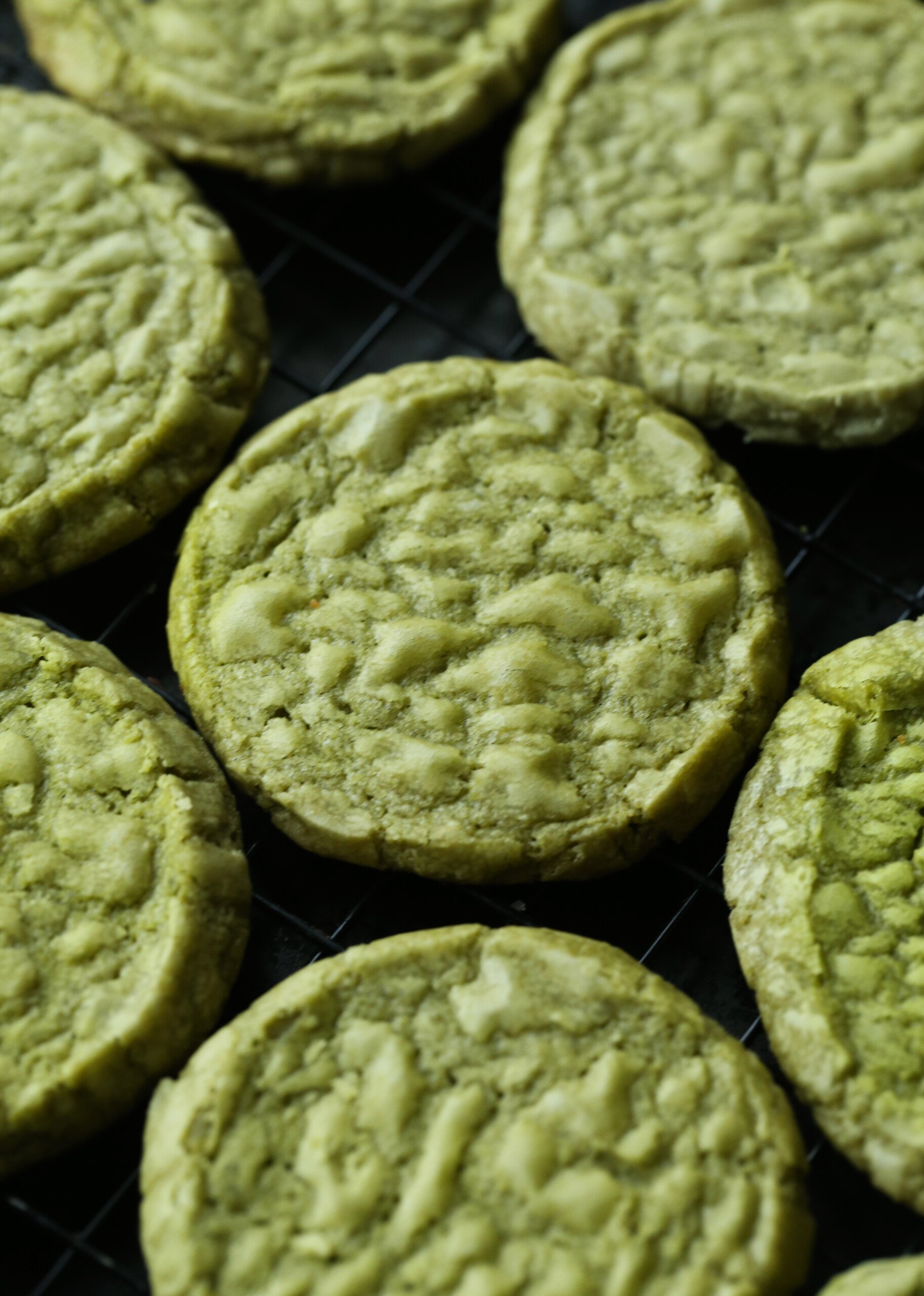 Matcha Shortbread en una rejilla para enfriar