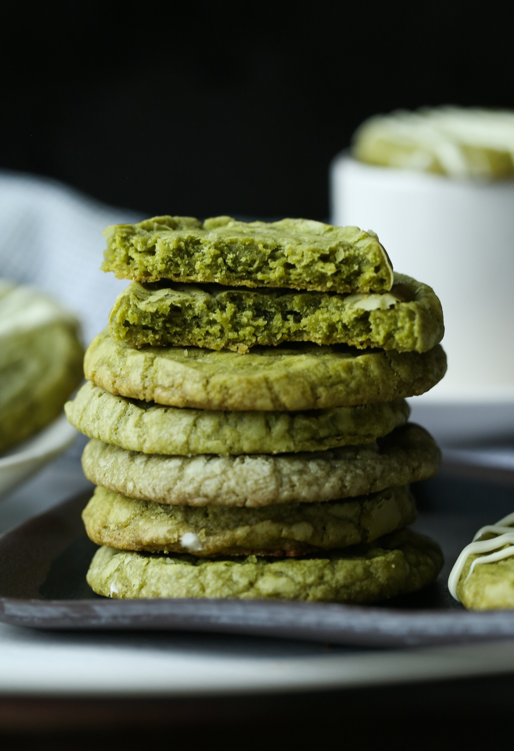 Galletas Matcha Shortbread apiladas con una rota en hlaf