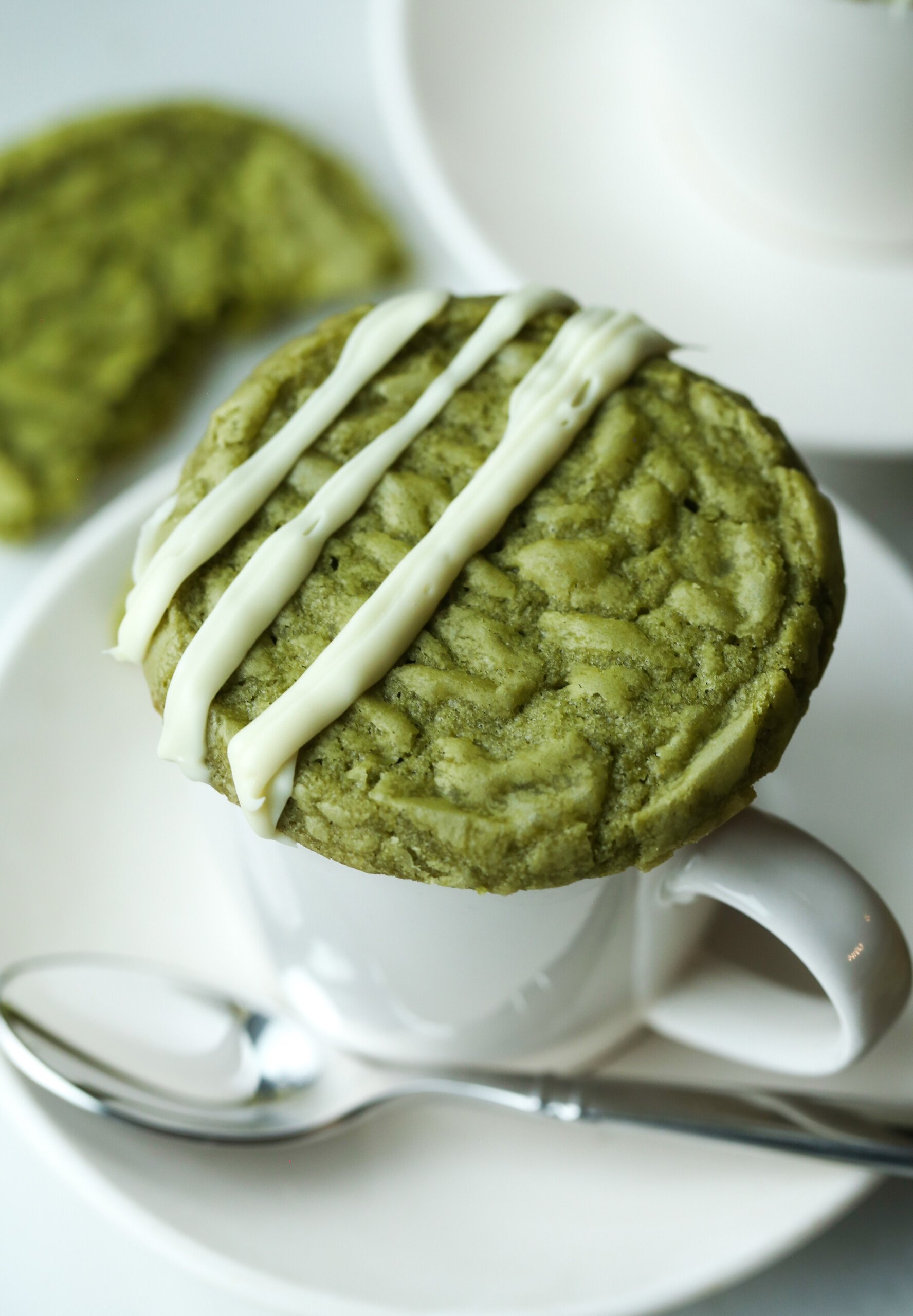 Galleta Matcha Shortbread rociada con chocolate blanco