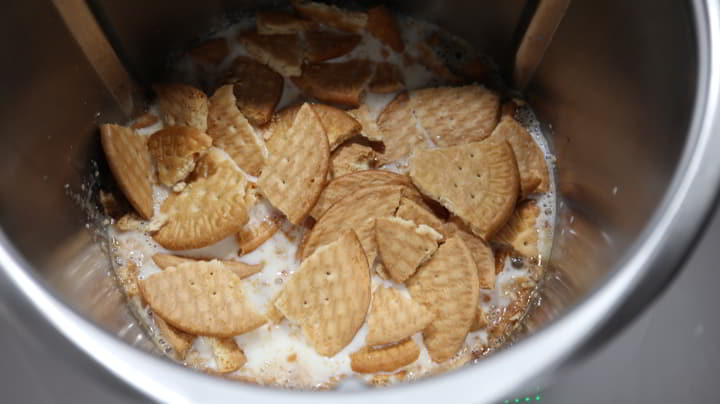 Ponemos las galletas y el resto de los ingredientes y trituramos