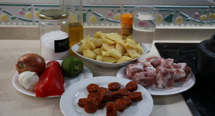 Los Ingredientes para hacer costillas guisadas con Mambo