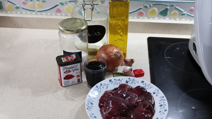 Los ingredientes necesarios para hacer hígado encebollado en Thermomix