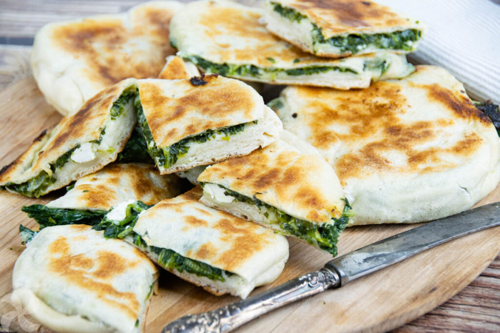 Pan Turco relleno de espinacas con queso Feta
