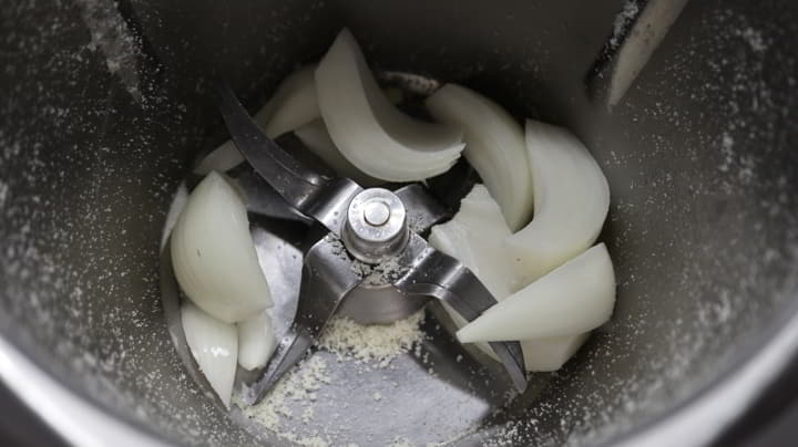 Trituramos la cebolla con el aceite