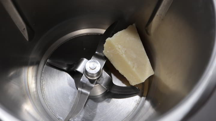 Ponemos el queso parmesano y lo rallamos