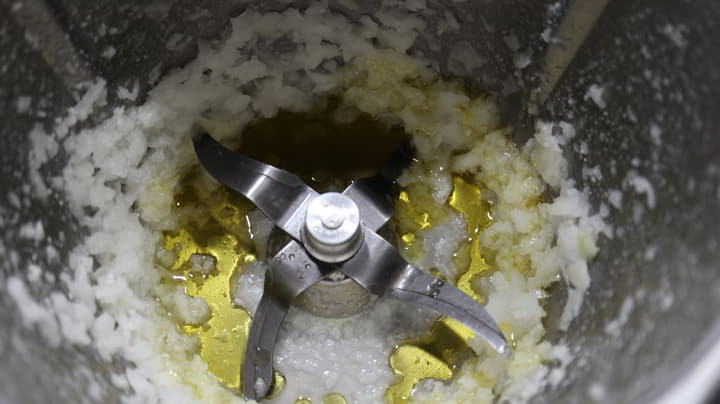 Sofreímos la cebolla con el aceite
