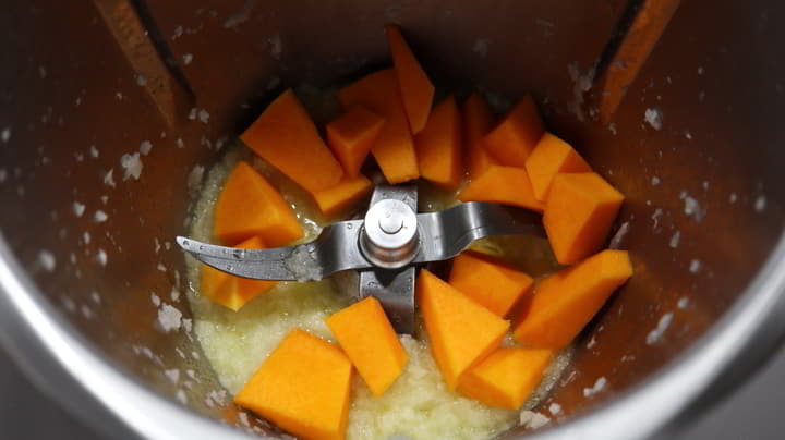Echamos la calabaza y la cocinamos