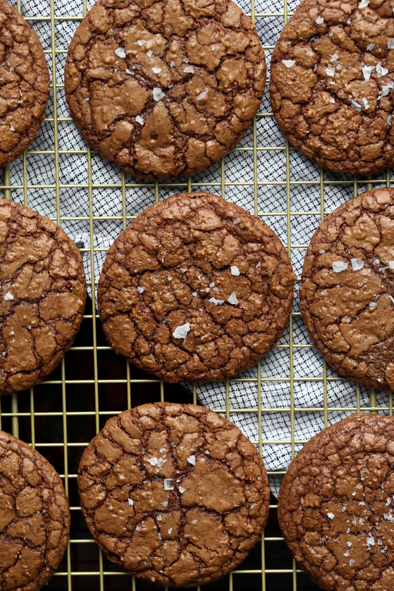 Galletas arrugadas de chocolate espolvoreadas con sal marina.