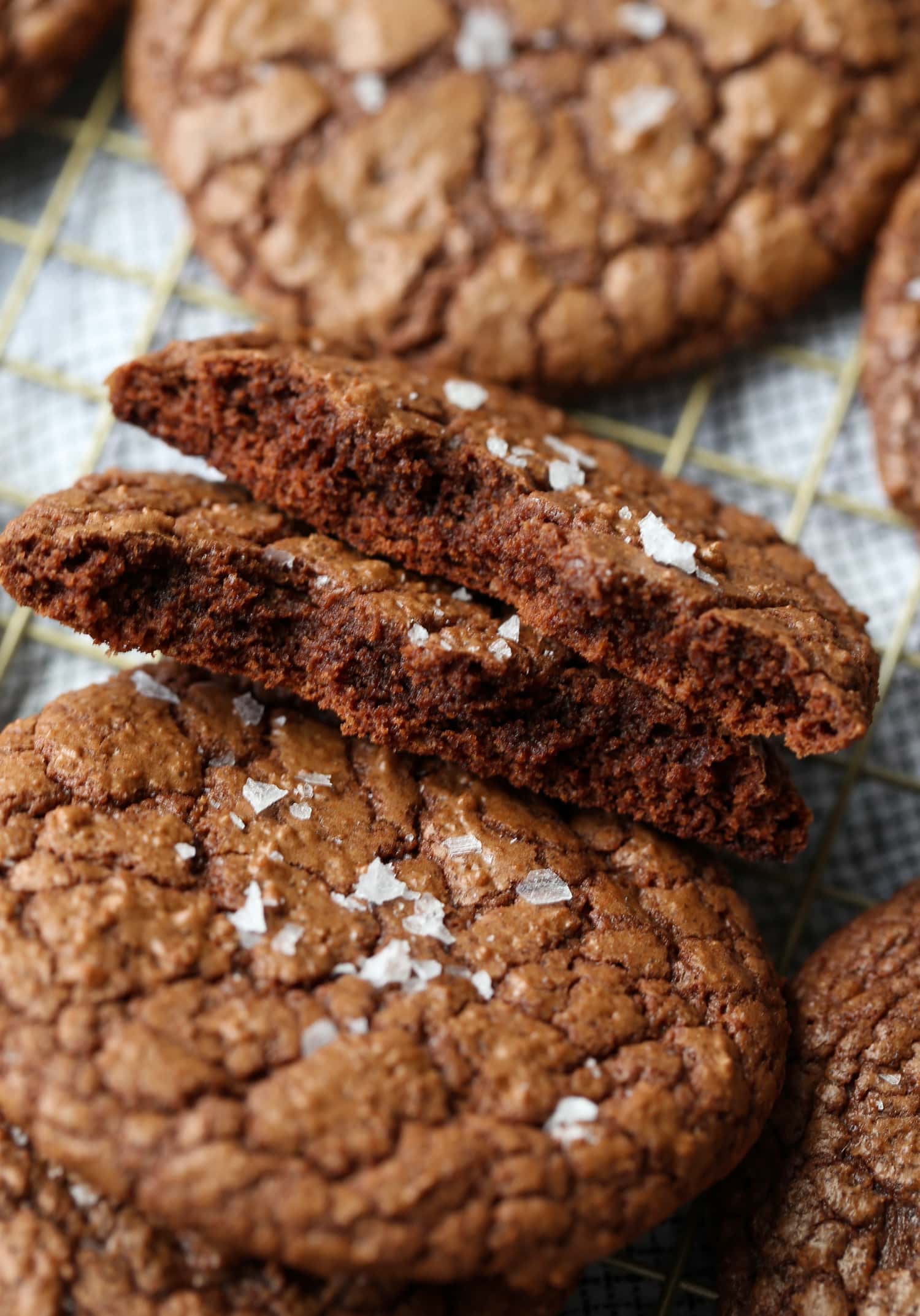 Una galleta arrugada de chocolate partida por la mitad para revelar el centro suave y masticable.