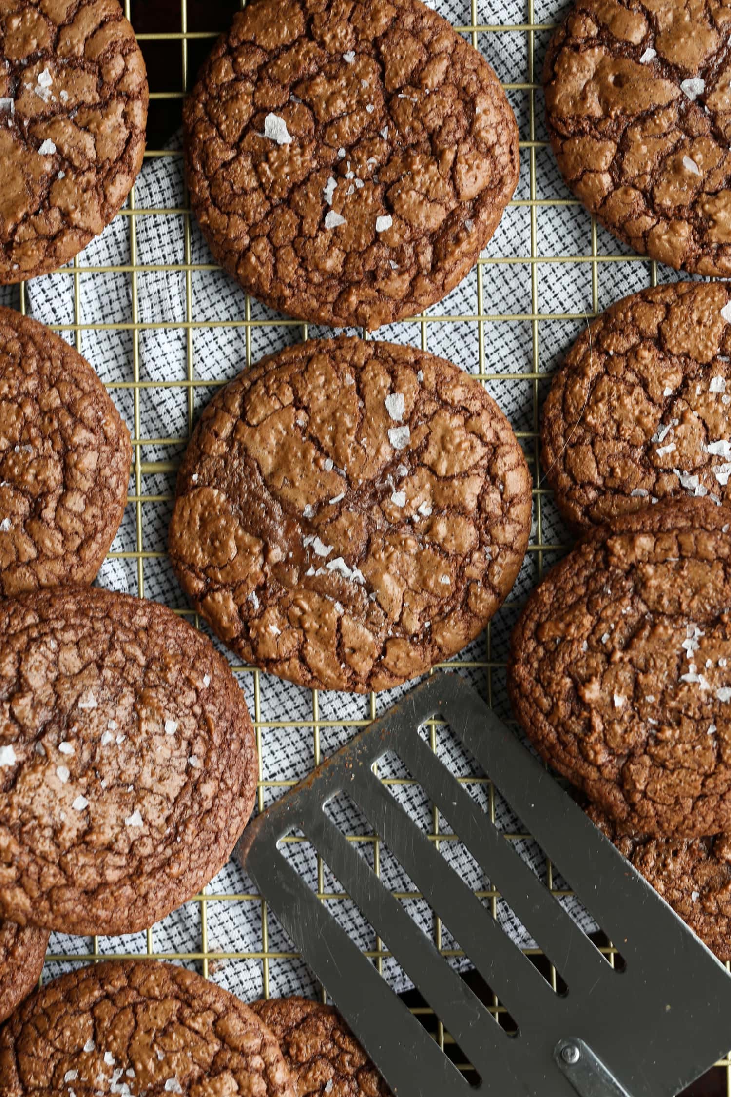 Galletas arrugadas saladas sobre una rejilla junto a una espátula.