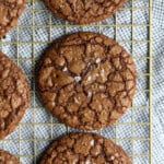 Galletas arrugadas saladas en una rejilla de alambre.