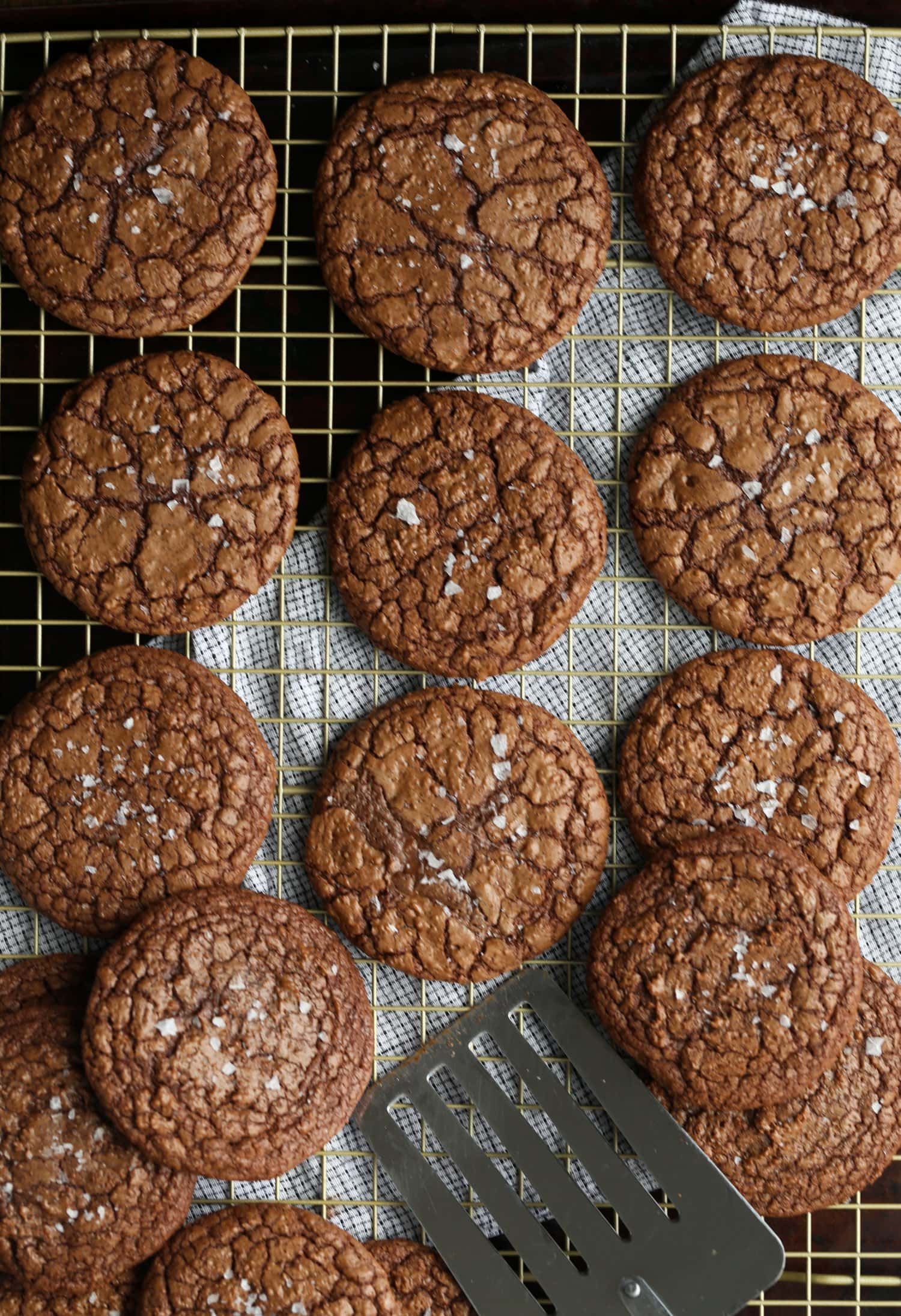 Galletas de chocolate saladas en una rejilla.