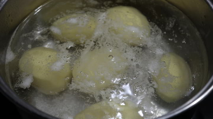 Ponemos las patatas a cocer en una cazuela