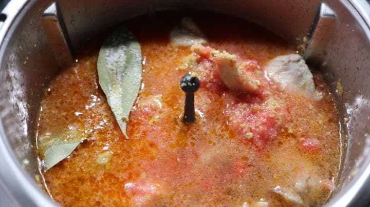 Ponemos los ingredientes para cocinar el guiso