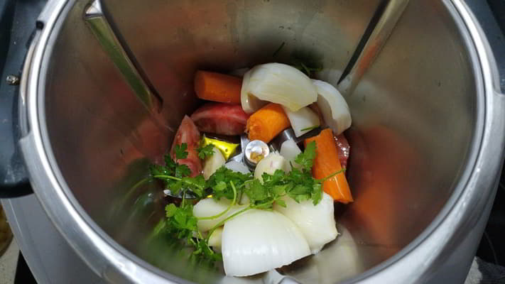 Ponemos las verduras y las trituramos