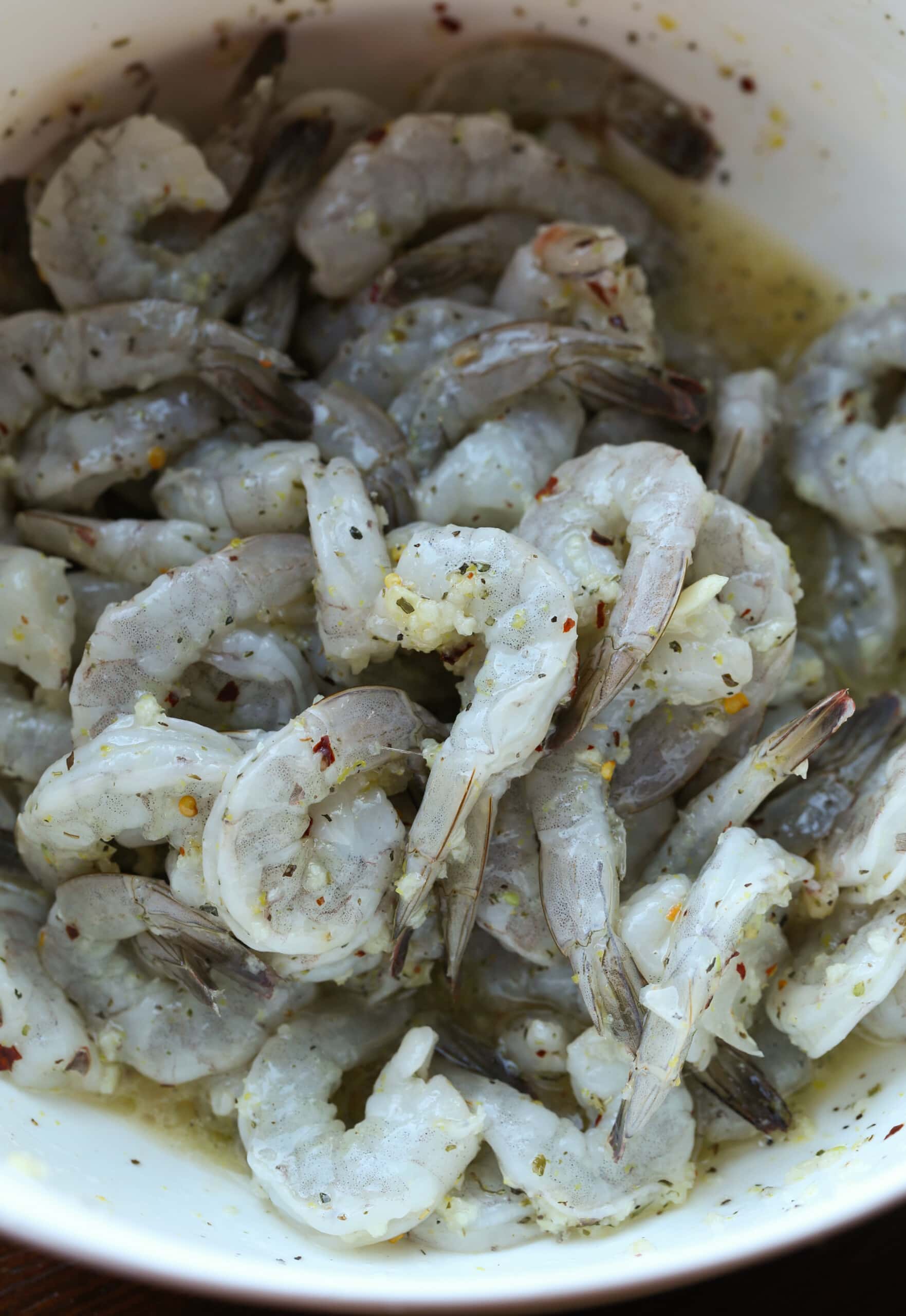 Camarones crudos salteados en un adobo de limón y ajo.