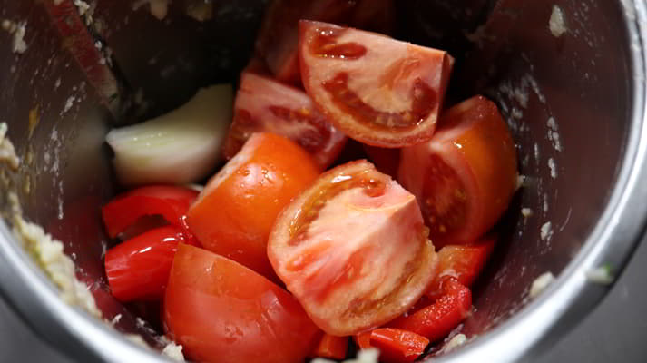 Ponemos las verduras para hacer la salsa a la Vizcaína