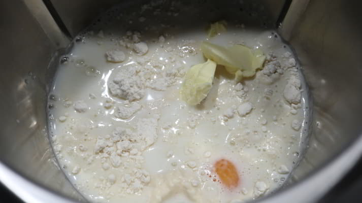 Echamos todos los ingredientes para hacer la masa de crepes