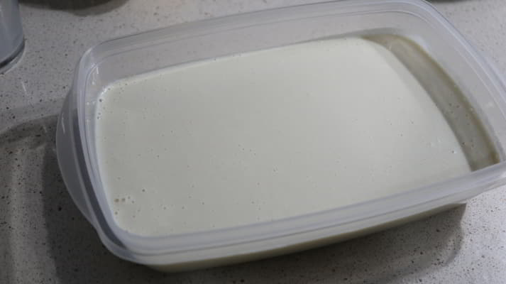 Dejamos reposar la masa para los crepes