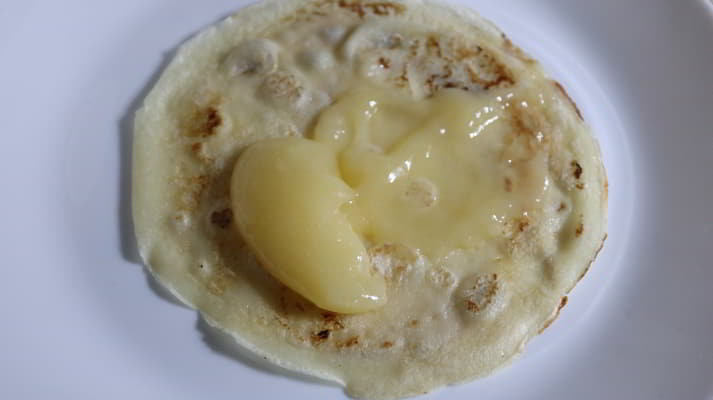 Ponemos las tortitas y vamos haciendo la tarta con la crema de limón
