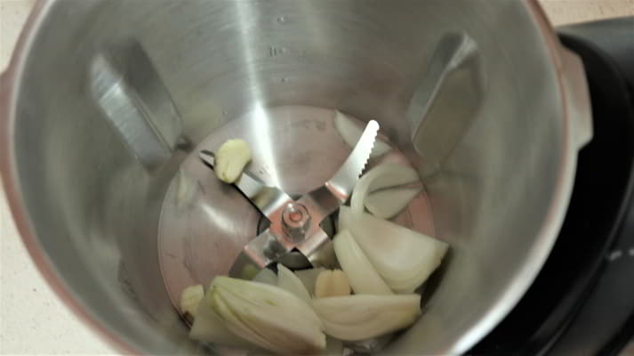 Ponemos la cebolla y la picamos