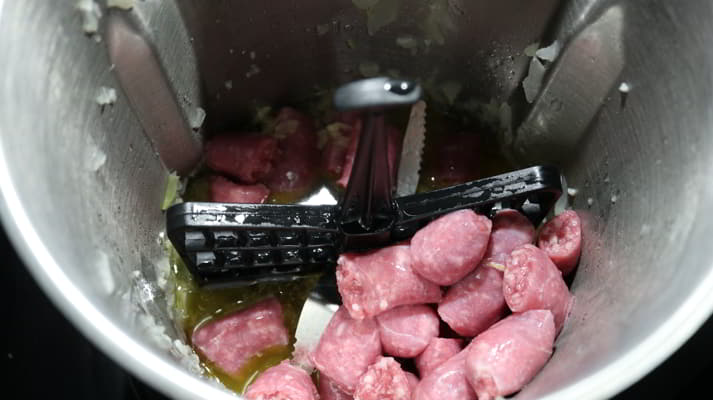 Ponemos las salchichas y cocinamos