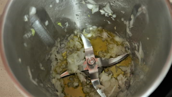 Ponemos aceite y hacemos el sofrito