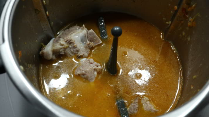Poner el agua para cocinar el guiso