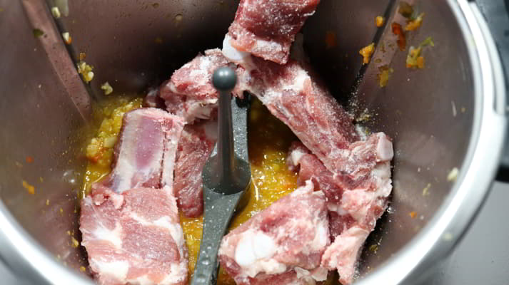Ponemos las costillas y lo cocinamos