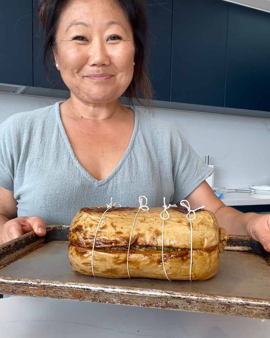 Nagi luciendo petulante con calabaza rellena vegana