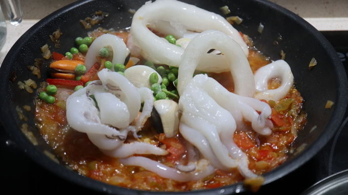 Ponemos los pescados y los mariscos y los mezclamos