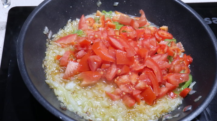 Ponemos las verduras y rehogamos todo