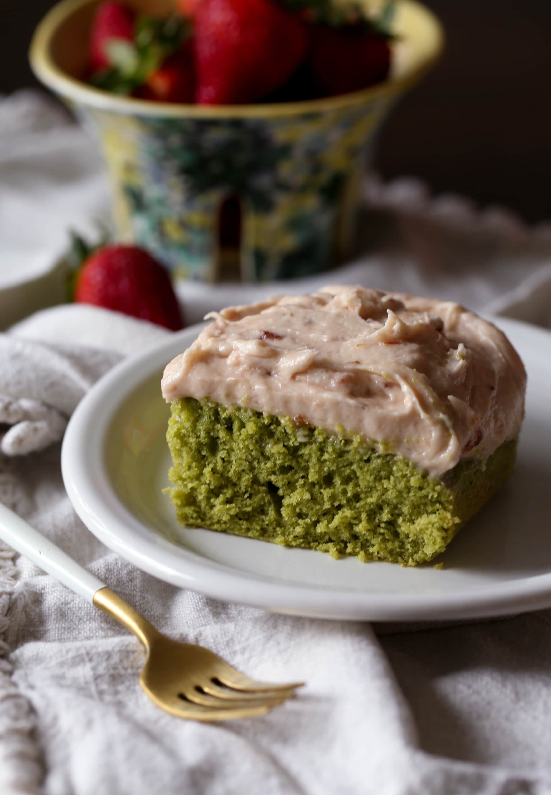pastel de té verde matcha con glaseado de fresa
