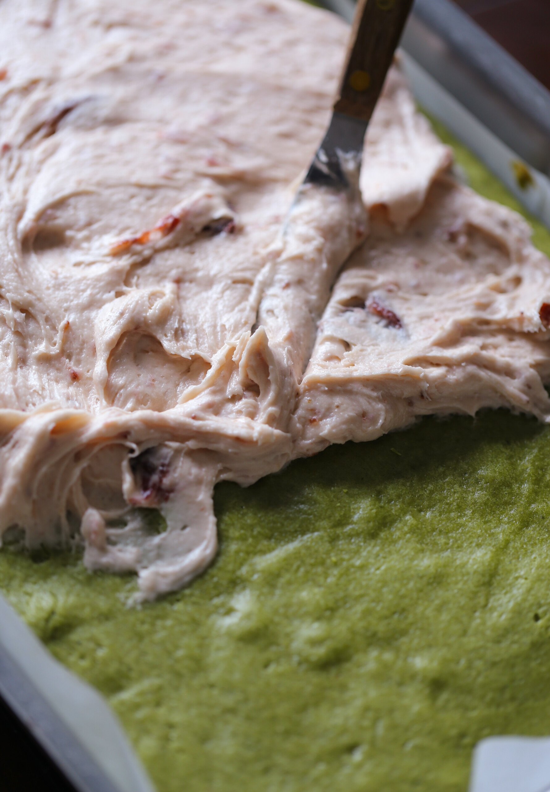 glaseado de un pastel de matcha con crema de mantequilla