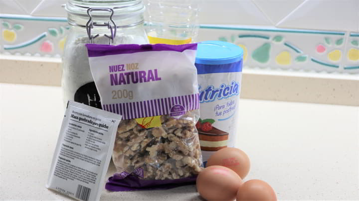 Los ingredientes para hacer bizcocho de leche condensada y nueces en Mambo