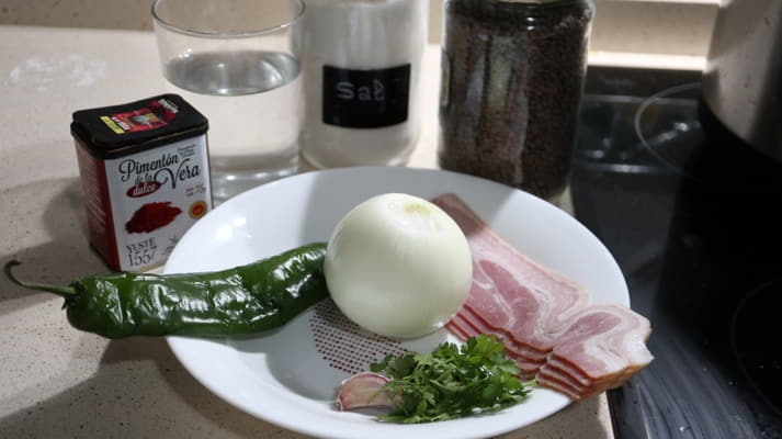 Los ingredientes necesarios para hacer lentejas con bacón en la Olla GM H