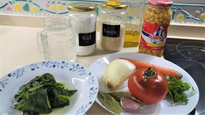 Los ingredientes necesarios para hacer potaje de garbanzos con arroz y espinacas con Thermomix