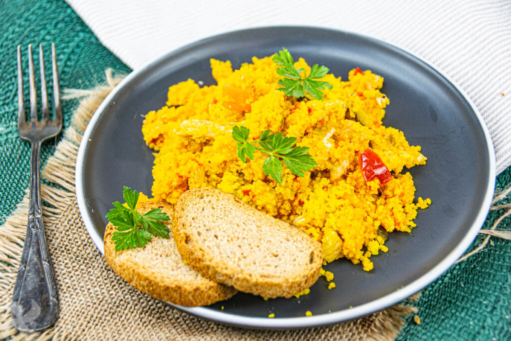 Cusc&uacute;s con pollo adobado y verduras