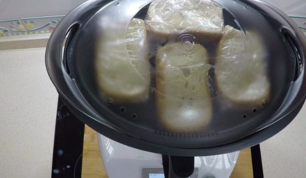 Ponemos las torrijas en el recipiente varoma