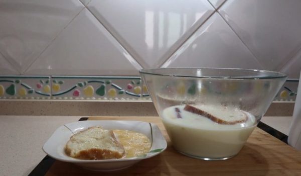 Pasar el pan por los huevos batidos