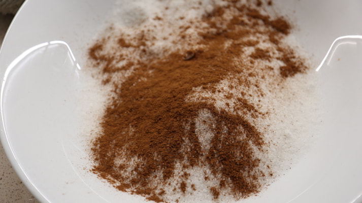Ponemos a rebozar la leche frita en canela y azúcar
