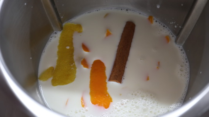 Ponemos la leche con los ingrediente y lo calentamos