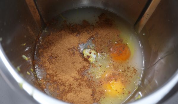 Echar los ingredientes para hacer el caldo de las torrijas