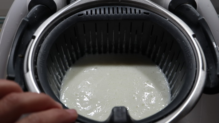 Con la ayuda del cestillo colamos el yogur