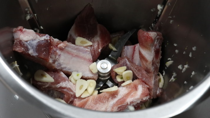 Ponemos las costillas y los ajos y lo cocinamos