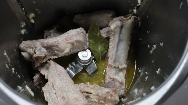 Ponemos las costillas y las cocinamos