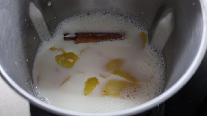 Ponemos la leche a calentar con el limón y la rama de canela