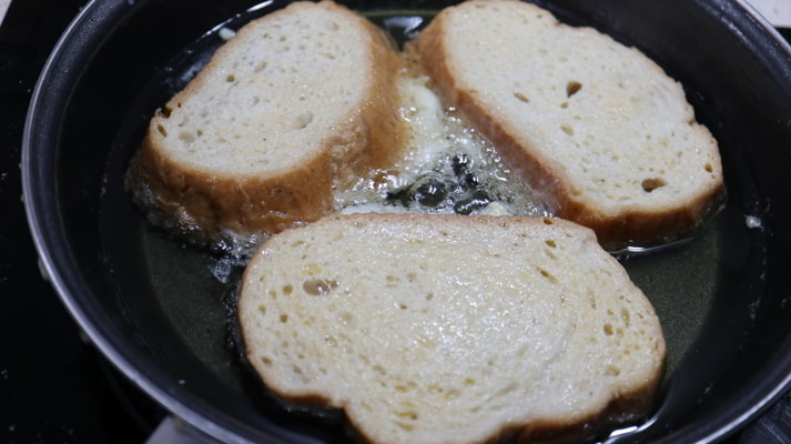 Ponemos el pan para freír en la sartén con el aceite