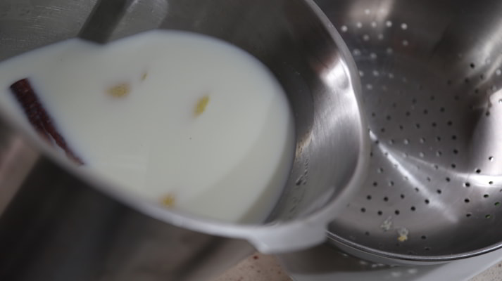 Colamos la leche y dejamos templar